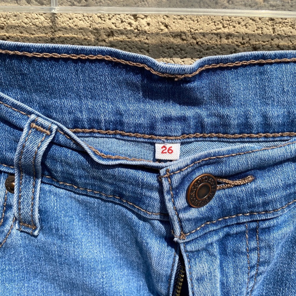 LEVIS LIGHT WASH SHORTS - Picture 3 of 5